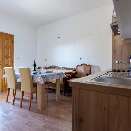 Ivo Gostinjska kuća 3*